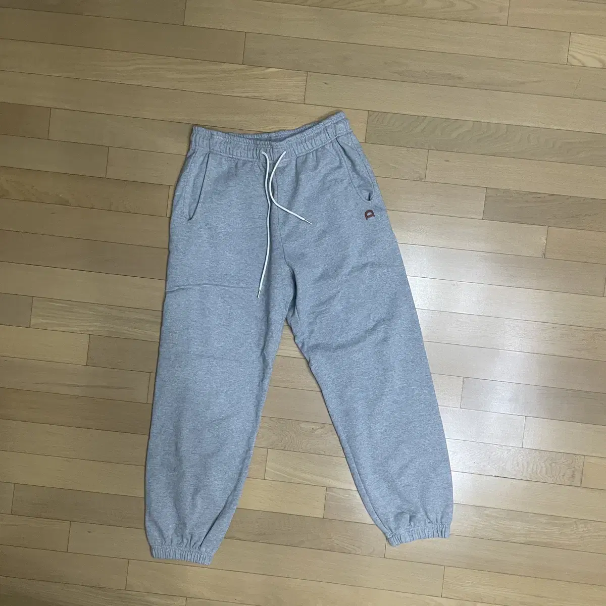 던스트 24fw leather logo sweatpants grey xl